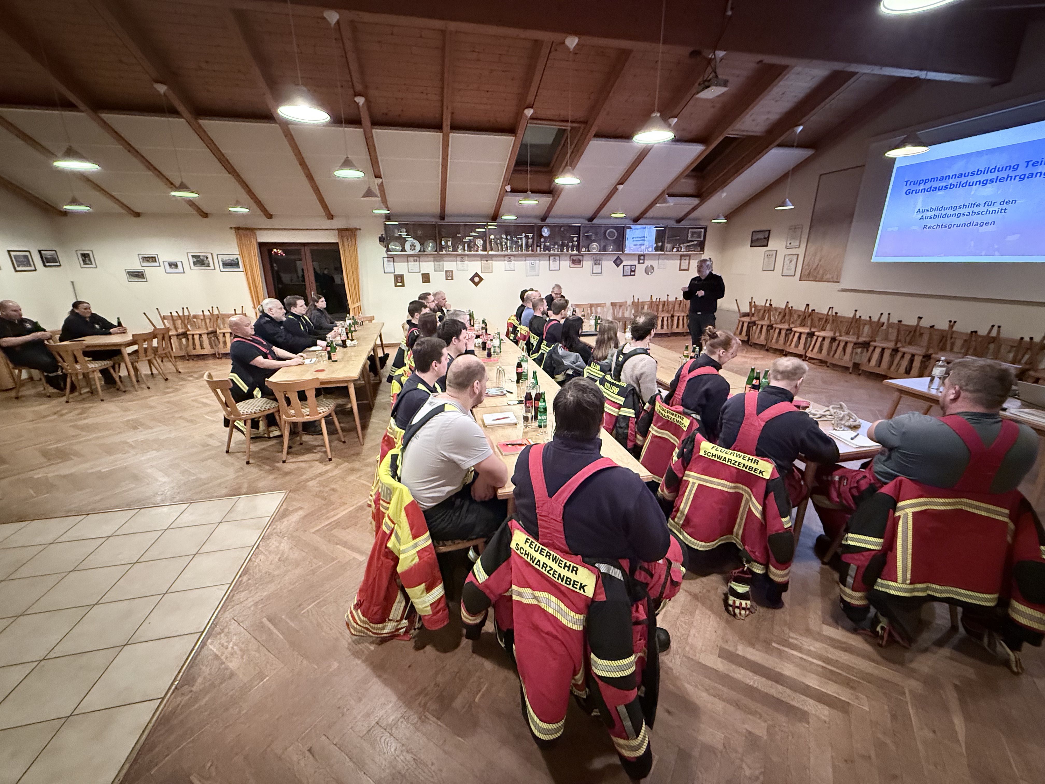 Der Gruppenraum der FF-Hamfelde-Dahmker , mit den Amtsanwälten für die Grundausbildung.